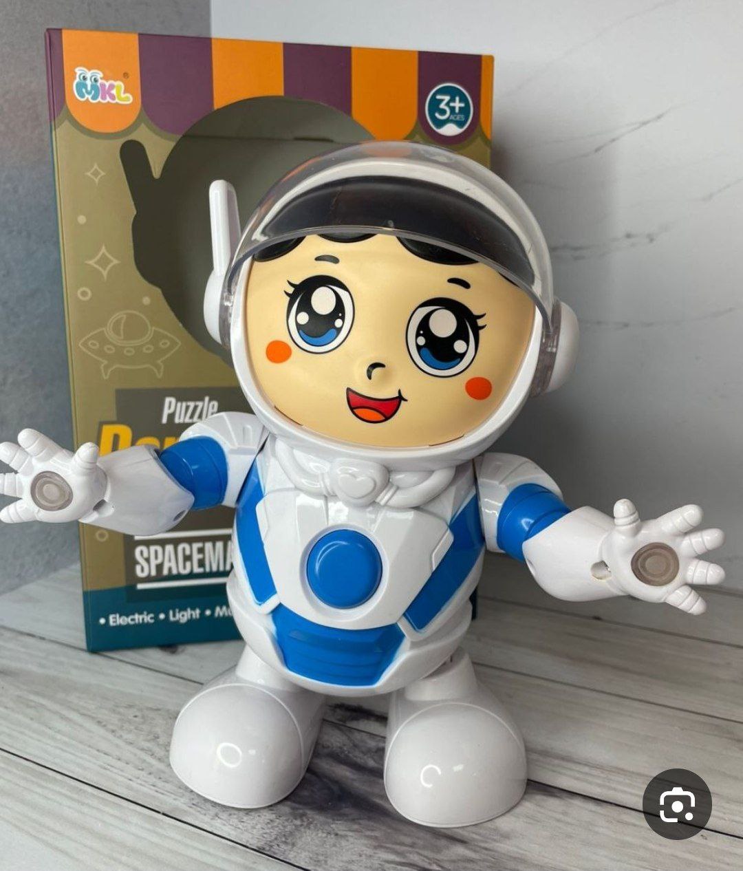 روبوت رائد الفضاء الراقص